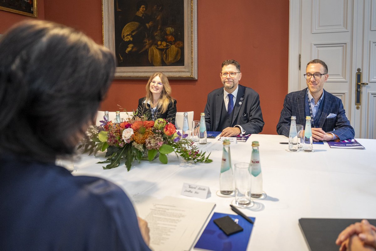 bmftr_bund's tweet photo. Mit Andrzej @Szeptycki, dem polnischen Vize-Forschungsminister, tauschte sich BM @DoroBaer über die dt.-pol. Wissenschaftsstiftung sowie über die Stärkung des Forschungsökosystems im #WeimarerDreieck aus. #FoRum26 https://t.co/94MYHcsk6p