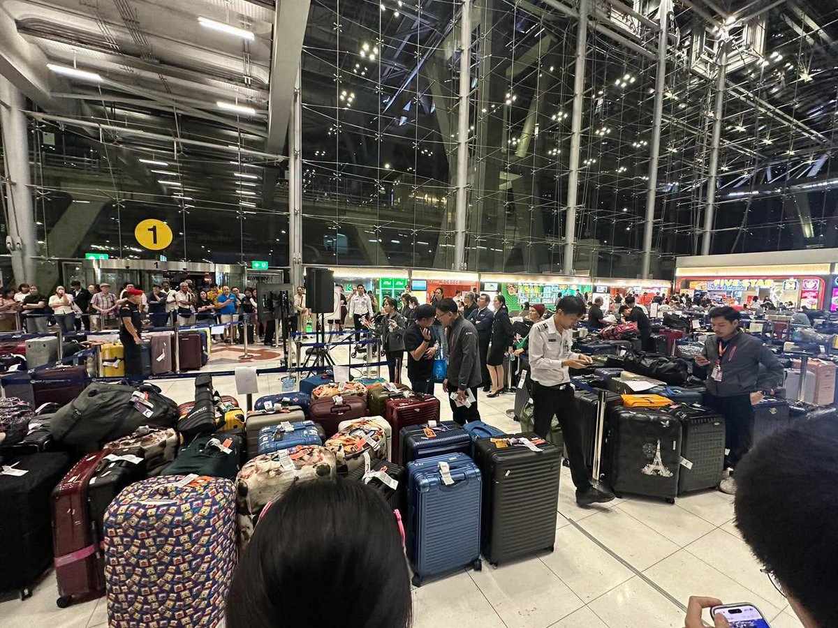 ThaiEnquirer's tweet photo. Suvarnabhumi Hit by Delays and Baggage Chaos as TAT Claims Operations Normal

Flight delays, prolonged baggage waits and stranded luggage have disrupted Suvarnabhumi Airport after flooding prevented ground staff from reaching work. Airport authorities also reported equipment failures and insufficient personnel, while the Air Force deployed 69 people to support ground operations.

One passenger said Thai Airways flight TG106 to Chiang Mai remained at the airport nearly six hours after its scheduled departure. Passengers waiting at Gate A4 were allegedly given no explanation, while checked baggage prevented them from leaving.

The disruption contrasts sharply with TAT Governor Thapanee Kiatphaibool’s claim that Suvarnabhumi was operating normally. Although the airport remained open and flights were not cancelled on a mass scale, passengers were experiencing serious operational and communication failures.

Calling the airport “open” was accurate; describing its operations as “normal” was not.

#Thailand #ฝนตก #ฝนตกหนัก #น้ำท่วม #น้ำท่วม69 #น้ำท่วม2569 #สนามบินสุวรรณภูมิ