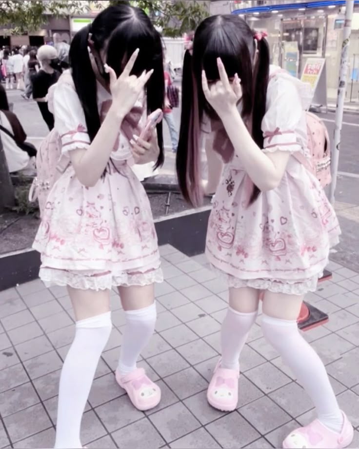 B0x_Cutter's tweet photo. #shtwt #shedtwt #shrtwt #edtwt #jiraikei
———————————
If you play the butterfly game where you put a butterfly on your wrist I’m either think 1.your begging for someone to know you do sh or
2.your a attention seeking piece of shit who thinks it’s quirky to cvt or
3.your faking sh. https://t.co/YFEXhJ8u4r