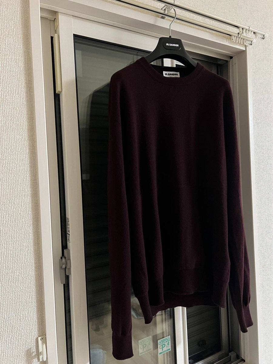 Kmc08ms's tweet photo. 冬に向けてJIL SANDERのカシミヤ100%ニットを買いました。上下で編み方が異なり陰影が生まれる一癖ある感じがもう堪らないわけですよ。 https://t.co/XLjTFbzy2O