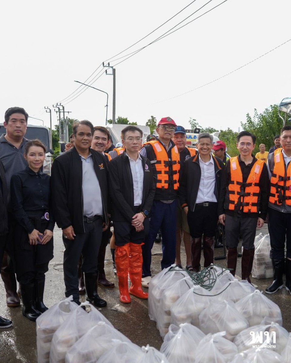 PheuThaiParty's tweet photo. ศ.ดร.ยศชนัน วงศ์สวัสดิ์ รองนายกรัฐมนตรีและรัฐมนตรีว่าการกระทรวง อว. ได้บูรณาการความร่วมมือกับ มจพ., สอป., กระทรวง พม., มูลนิธิกู้ภัยร่มไทร และบริษัท ซิสทรอนิกส์ จำกัด ลงพื้นที่ช่วยเหลือผู้ประสบภัยน้ำท่วมในพื้นที่ “เคหะชุมชนร่มเกล้า” เขตลาดกระบัง ซึ่งมีระดับน้ำท่วมสูงและเรือเข้าถึงได้ยากลำบากเนื่องจากติดสิ่งกีดขวาง โดยกระทรวง พม. ได้จัดตั้งโรงครัวเบื้องต้นเพื่อปรุงอาหารและเตรียมเสบียงส่งต่อให้กับผู้ประสบภัย
.
ภารกิจนี้ได้นำทีม “อาสาโดรนกู้ภัยน้ำท่วม” พร้อมยุทโธปกรณ์โดรนรวม 6 ลำ ลงปฏิบัติการ ประกอบด้วยโดรนสำรวจขนาดเล็ก 4 ลำสำหรับประเมินสถานการณ์ และโดรนขนส่งขนาดใหญ่ 2 ลำ ที่สามารถรับน้ำหนักได้สูงสุด 80 กิโลกรัม นำถุงยังชีพและอาหารบินไปปล่อยลงจุดรวมตัวของผู้ประสบภัยในพื้นที่ “ไข่แดง” ผ่านสายสลิงยาว 20 เมตร ช่วยให้การลำเลียงเสบียงเข้าถึงพื้นที่ปิดล้อมได้อย่างแม่นยำและปลอดภัย
.
#พรรคเพื่อไทย #ยศชนันวงศ์สวัสดิ์ #อาสาโดรนกู้ภัย #น้ำท่วม