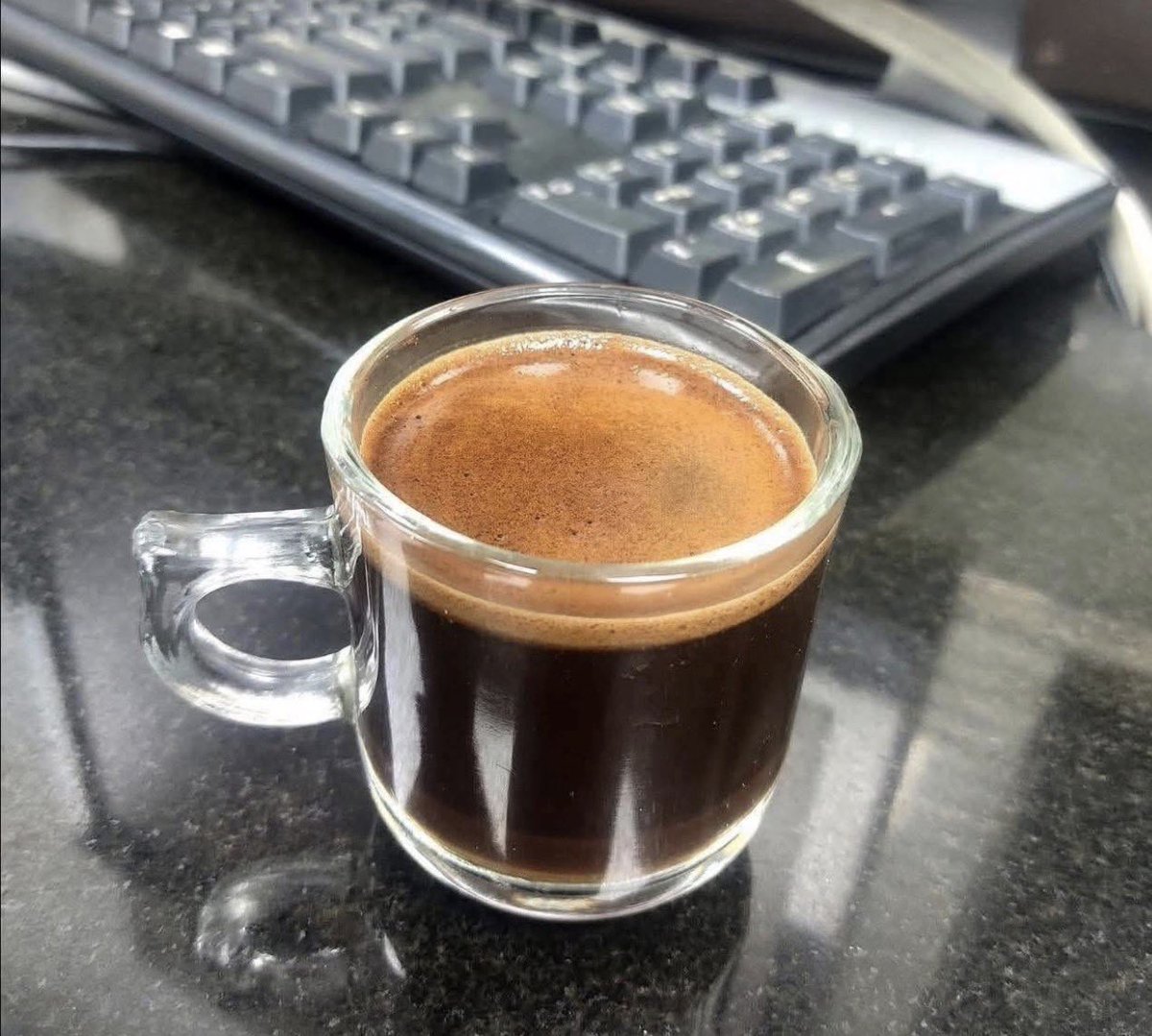 LinaEgan's tweet photo. primero un cafecito, luego a ver en qué líos me meto😹 https://t.co/KNPZm7UhEC