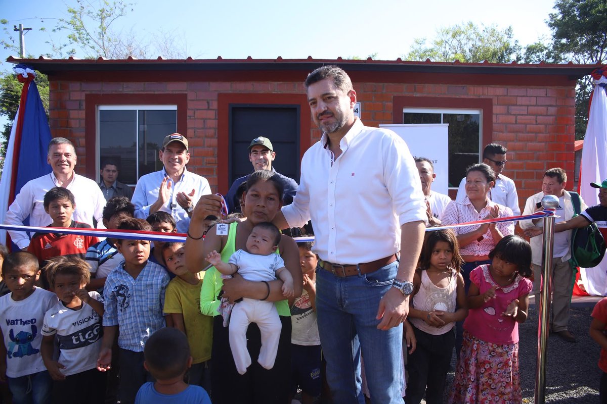 ViceParaguay's tweet photo. Viviendas para familias de la comunidad indígena San Isidro–Arroyo Guasu

El presidente en ejercicio, @AllianaPedro, acompañó la entrega de nuevas viviendas a familias de la comunidad indígena San Isidro–Arroyo Guasu, en Coronel Oviedo, departamento de Caaguazú.
La actividad contó con la presencia del ministro de Urbanismo, Vivienda y Hábitat, Juan Carlos Baruja, y del gobernador de Caaguazú, Marcelo Soto.
Las nuevas viviendas representan un avance en el acceso a soluciones habitacionales para familias de la comunidad.