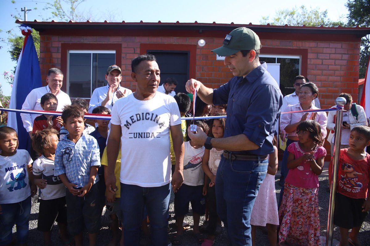 ViceParaguay's tweet photo. Viviendas para familias de la comunidad indígena San Isidro–Arroyo Guasu

El presidente en ejercicio, @AllianaPedro, acompañó la entrega de nuevas viviendas a familias de la comunidad indígena San Isidro–Arroyo Guasu, en Coronel Oviedo, departamento de Caaguazú.
La actividad contó con la presencia del ministro de Urbanismo, Vivienda y Hábitat, Juan Carlos Baruja, y del gobernador de Caaguazú, Marcelo Soto.
Las nuevas viviendas representan un avance en el acceso a soluciones habitacionales para familias de la comunidad.