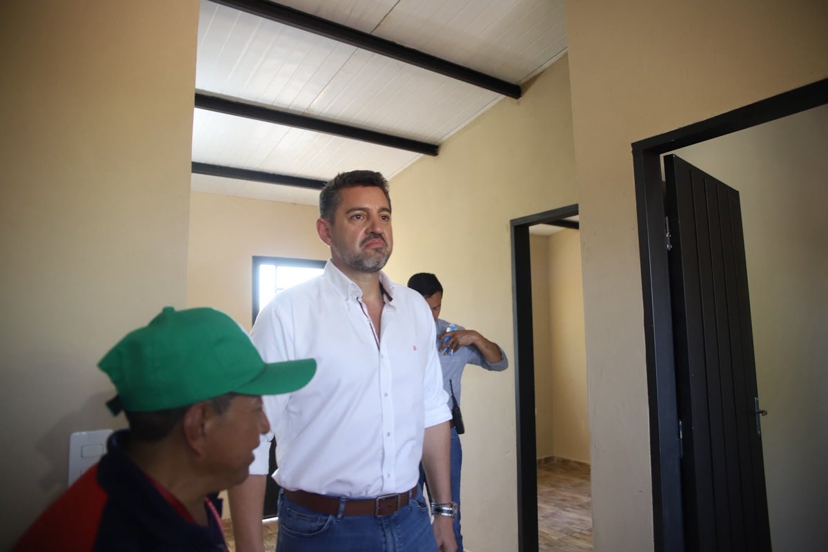 ViceParaguay's tweet photo. Viviendas para familias de la comunidad indígena San Isidro–Arroyo Guasu

El presidente en ejercicio, @AllianaPedro, acompañó la entrega de nuevas viviendas a familias de la comunidad indígena San Isidro–Arroyo Guasu, en Coronel Oviedo, departamento de Caaguazú.
La actividad contó con la presencia del ministro de Urbanismo, Vivienda y Hábitat, Juan Carlos Baruja, y del gobernador de Caaguazú, Marcelo Soto.
Las nuevas viviendas representan un avance en el acceso a soluciones habitacionales para familias de la comunidad.