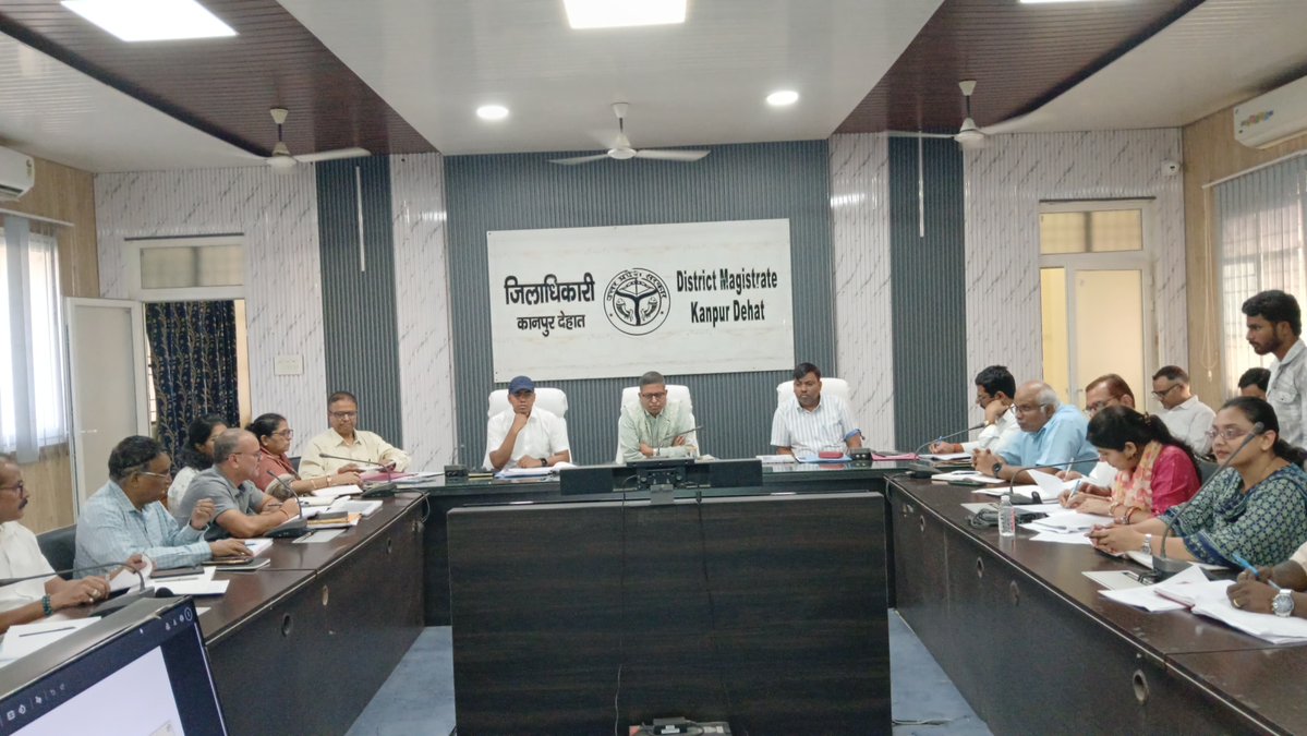 DMKanpurDehat's tweet photo. जिलाधिकारी/जिला मजिस्ट्रेट श्री कपिल सिंह की अध्यक्षता व मुख्य विकास अधिकारी की उपस्थिति में जनपदीय स्वास्थ्य समिति की मासिक समीक्षा बैठक की गई। बैठक में  जिलाधिकारी द्वारा जनपद में स्वास्थ्य सेवाओं की गुणवत्ता में सुधार, संस्थागत प्रसव को बढ़ावा देने, मातृ एवं शिशु मृत्यु दर में कमी लाने तथा गर्भवती महिलाओं एवं बच्चों के शत-प्रतिशत टीकाकरण सुनिश्चित किए जाने तथा जन-जागरूकता गतिविधियों को प्रभावी ढंग से संचालित करने के निर्देश दिए गए।

जिलाधिकारी ने 01 से 31 अक्टूबर तक संचालित होने वाले विशेष संचारी रोग नियंत्रण अभियान एवं दस्तक अभियान तथा 19 नवंबर से संचालित होने वाले फाइलेरिया उन्मूलन अभियान की तैयारियों की भी समीक्षा कर संबंधित अधिकारियों को आवश्यक दिशा-निर्देश दिए।
बैठक में मुख्य चिकित्सा अधिकारी, सभी एम०ओ०आई०सी०, संबंधित विभागों के अधिकारी एवं समस्त अधिशासी अधिकारी उपस्थित रहे।
@CMOfficeUP
@spgoyal
@ChiefSecyUP
@sanjaychapps1
@InfoDeptUP