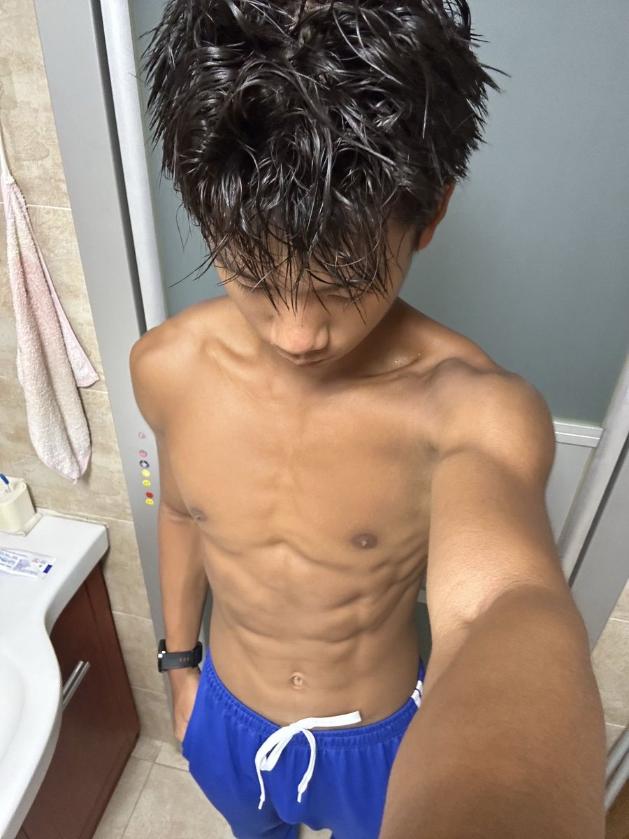 vnnsjb's tweet photo. 洗澡后
#黑皮 #腹肌 #体育生 https://t.co/bWKk2jiV7V