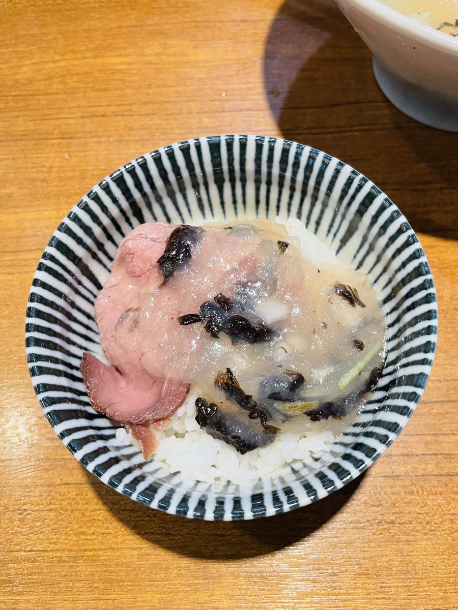 bloomramen's tweet photo. 寿製麺 よしかわ 川越店 さん　にて
｢宍道湖産シジミの 冷しジュレそば 追い冷飯付き｣  昼夜15食限定
多分 “初” の妙なる感覚が喉を滑り抜ける
味をしっかり認識するのは み口目よ口目辺りか
目を惹く具の他 二種のタマネギが嬉しい
〆飯ひんやり
満腹感しっかり
満足感ニンマリ

2026年百四十三杯目 https://t.co/E9UsGCqTae