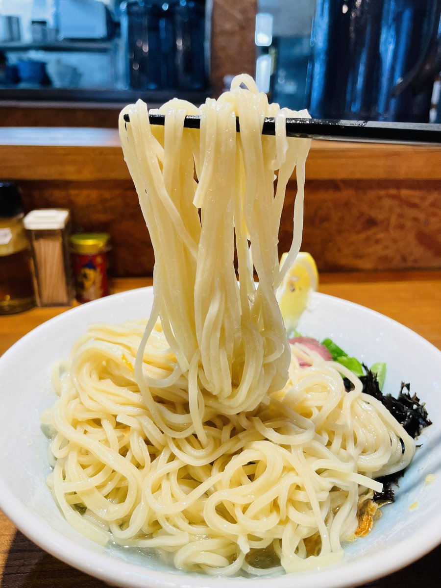 bloomramen's tweet photo. 寿製麺 よしかわ 川越店 さん　にて
｢宍道湖産シジミの 冷しジュレそば 追い冷飯付き｣  昼夜15食限定
多分 “初” の妙なる感覚が喉を滑り抜ける
味をしっかり認識するのは み口目よ口目辺りか
目を惹く具の他 二種のタマネギが嬉しい
〆飯ひんやり
満腹感しっかり
満足感ニンマリ

2026年百四十三杯目 https://t.co/E9UsGCqTae