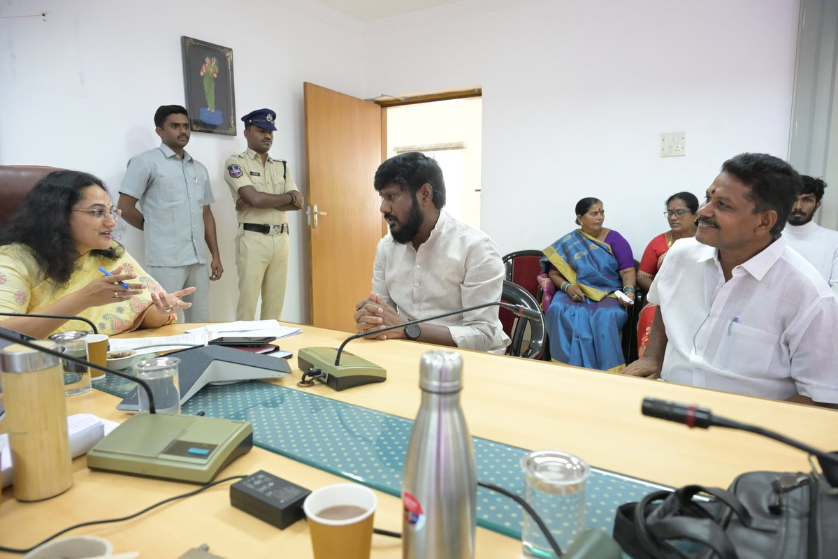 alwaysmeeradha's tweet photo. Raised the House Tax issues of Izzathnagar Weaker Section Colony with @MC_Cyberabad and submitted a representation seeking correction of property-owner names and details in the demand notices.

Requested timely action to resolve the residents’ concerns.

#IzzathnagarHouseTax #CMC https://t.co/5ENS7tZBdE
