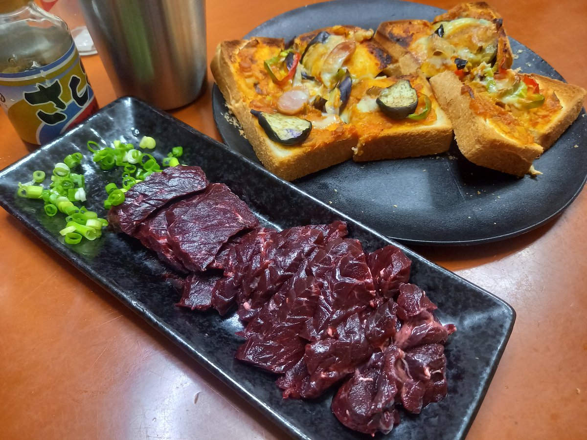 takejinohatake's tweet photo. 晩酌🍻

有り合わせで…
ってピザパン作ってもうた🤣
夕食ほぼ食ってないし😅💦

外に飲みに行く動機がどんどんなくなりつつある😅
いつでもちょい飲み出来るスキルばかり肥えていく🎵
なお野菜&amp;ピザソースは自家製です🥰

今日もお疲れ様でした～✨

#おうちごはん
#料理好きな人と繋がりたい
#晩酌 https://t.co/4agVXHsmTL