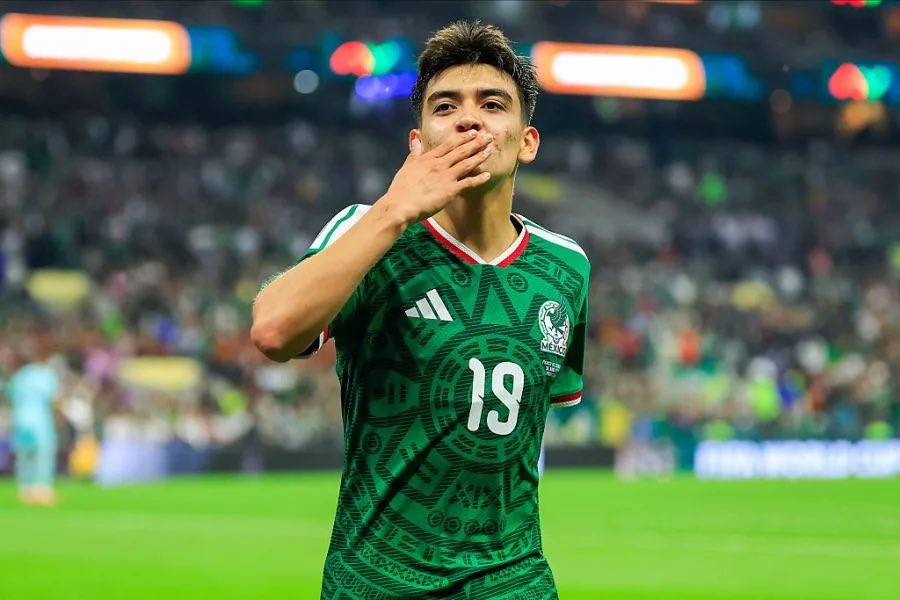 UCulemas's tweet photo. Si a Gilberto Mora le interesa su carrera, no debería ir ni al @realmadrid ni al @FCBarcelona, ni en broma.

El Madrid no tiene un plan claro para los jóvenes y podría acabar corriendo la misma suerte que Endrick. En el Barça, el mediocampo está repleto de calidad y tendría muy complicado competir por minutos.

Lo mejor para su desarrollo sería irse a un equipo como el @BVB o el Como, proyectos donde podría tener minutos y que están apostando fuerte por jugadores jóvenes.