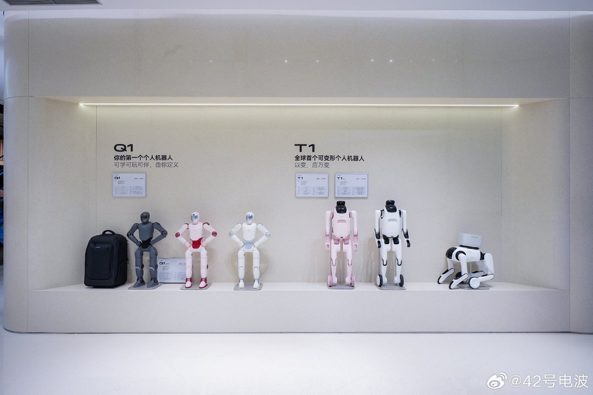 42HOWRobotics's tweet photo. On Sept. 28, Qiyuan Robotics opened a 355-square-meter Shanghai store at Longfeng PRSCO, selling Qiyuan Q1 and T1 personal robots. Operated by Yongda Auto, it combines retail, demonstrations and experiences. https://t.co/SxaV4FXHhu