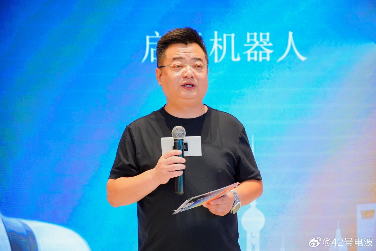 42HOWRobotics's tweet photo. On Sept. 28, Qiyuan Robotics opened a 355-square-meter Shanghai store at Longfeng PRSCO, selling Qiyuan Q1 and T1 personal robots. Operated by Yongda Auto, it combines retail, demonstrations and experiences. https://t.co/SxaV4FXHhu