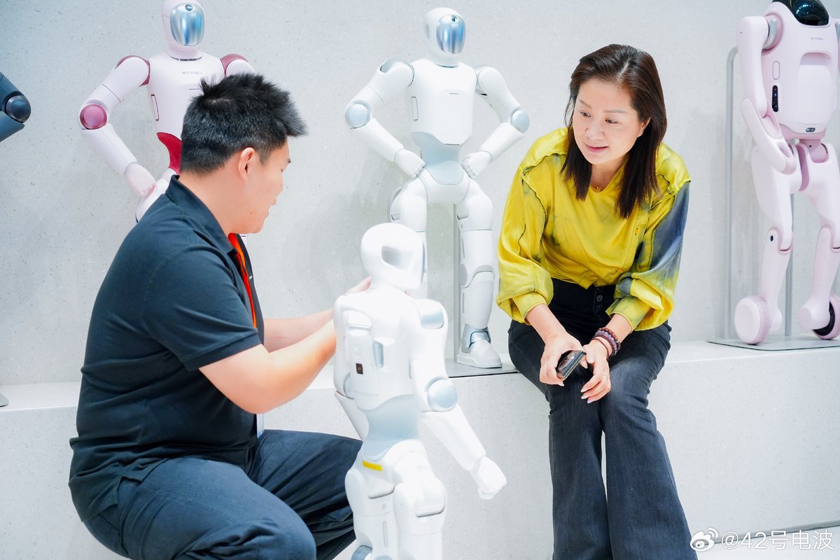 42HOWRobotics's tweet photo. On Sept. 28, Qiyuan Robotics opened a 355-square-meter Shanghai store at Longfeng PRSCO, selling Qiyuan Q1 and T1 personal robots. Operated by Yongda Auto, it combines retail, demonstrations and experiences. https://t.co/SxaV4FXHhu