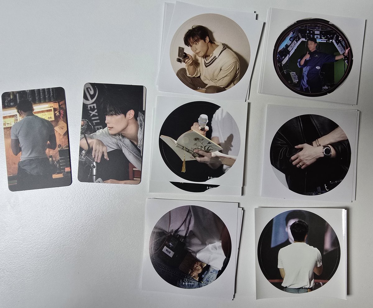 botongin0609's tweet photo. 쭌님 @jjun_0609_  굿즈도착~
도착했다는 톡 받자마자 개같이 달려갔다옴 ㅋㅋ 스티커도 넘 이쁘고
포카 뒷면은 또 문구까지 센스있게 넣어놨음 내가좋아하는 등짝이랑 손이 많아서 넘모 좋아효 거래에 응해주신 쭌님 "감사합니다 땡큐"(음성지원되죠?) https://t.co/DcIU5o5jIW