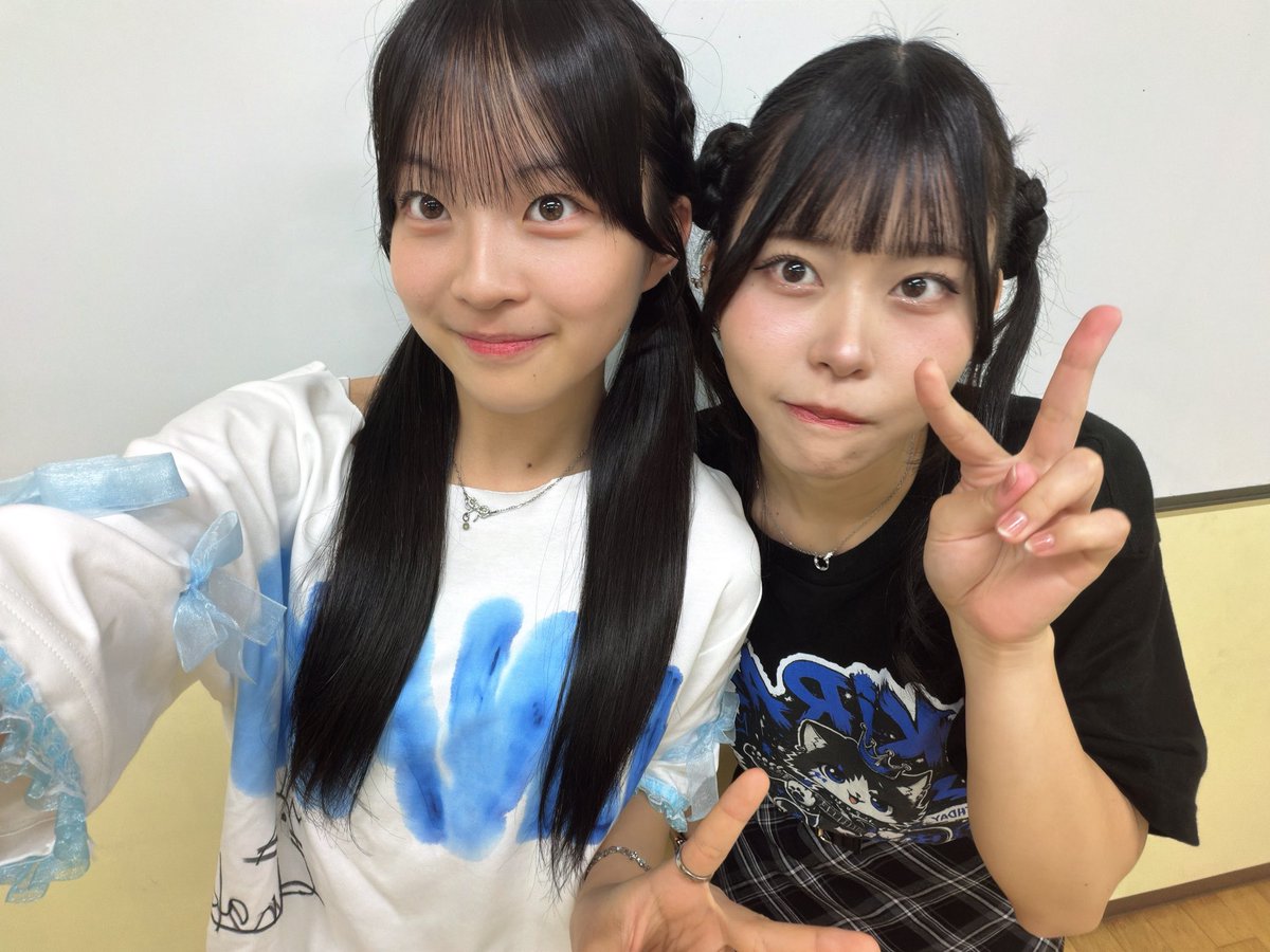 _h1nak's tweet photo. #ぱれっと〜く ご視聴ありがとうございました🎨💙

みんなでぱれっとTシャツを着て配信しました🙌🏼

沢山のコメントすっっごいうれしかった！！ありがとう😽❤️

そしてなんとなんとキュンキュン王になりました👑
ギョージーズで📸

アーカイブもぜひ！
https://t.co/jfiiPLimo3

#ぱれっと　#伊藤妃菜子 https://t.co/iEKZ2A28mE