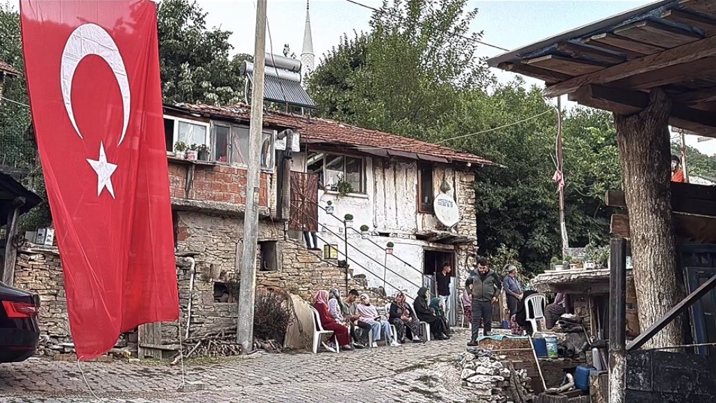 eefe_arslan's tweet photo. Safımız hiç değişmedi…
“Villaların değil sıvasız evlerin yanındayız…” https://t.co/OqJQI6l3XD