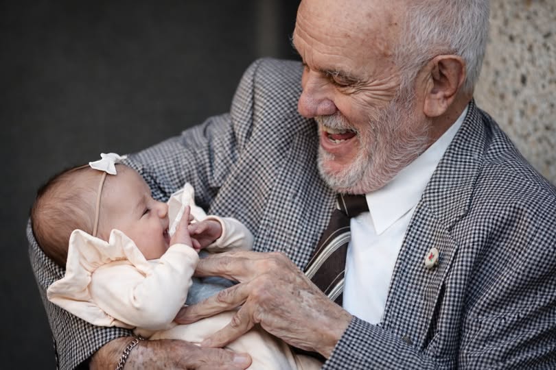 Darekbrzoza's tweet photo. "Na tym zdjęciu widzimy Australijczyka Jamesa Harrisona trzymającego na rękach swoją wnuczkę. Ma 82 lata i na całym świecie znany jest jako „człowiek ze złotą krwią” lub „człowiek ze złotym ramieniem”.
Gdy James miał zaledwie 14 lat, przeszedł bardzo poważną operację klatki piersiowej. Aby przeżyć, potrzebował transfuzji niemal 13 litrów krwi. Spędził prawie trzy miesiące w szpitalu i właśnie wtedy złożył sobie obietnicę: jeśli przeżyje, odda to, co sam otrzymał. Gdy tylko skończy 18 lat, zostanie dawcą krwi.
Dotrzymał słowa.
W 1954 roku James zaczął regularnie oddawać krew. Wkrótce lekarze odkryli coś niezwykłego — jego krew zawierała wyjątkowo rzadkie i silne przeciwciała anty-D (czynnik Rh). To uczyniło go jednym z najcenniejszych dawców na świecie. Jego życie zostało nawet ubezpieczone na milion dolarów.
Na bazie jego osocza opracowano specjalną surowicę anty-D. Podawana kobietom Rh-ujemnym, które spodziewają się dziecka Rh-dodatniego, zapobiega wytwarzaniu niebezpiecznych przeciwciał i chroni płód przed chorobą hemolityczną noworodków.
Przez 57 lat James oddawał osocze średnio co trzy tygodnie. W maju 2011 roku dokonał tego po raz tysięczny, ustanawiając rekord świata. Do 2015 roku wszystkie preparaty anty-D w Australii były produkowane wyłącznie z jego osocza. W maju 2018 roku James oddał krew po raz ostatni.
Dzięki jego wieloletniemu poświęceniu uratowano życie ponad dwóm milionom noworodków — wśród nich znalazła się również jego własna wnuczka.
Jedna obietnica. Jeden człowiek. Miliony ocalonych istnień."
za Kawa z mlekiem