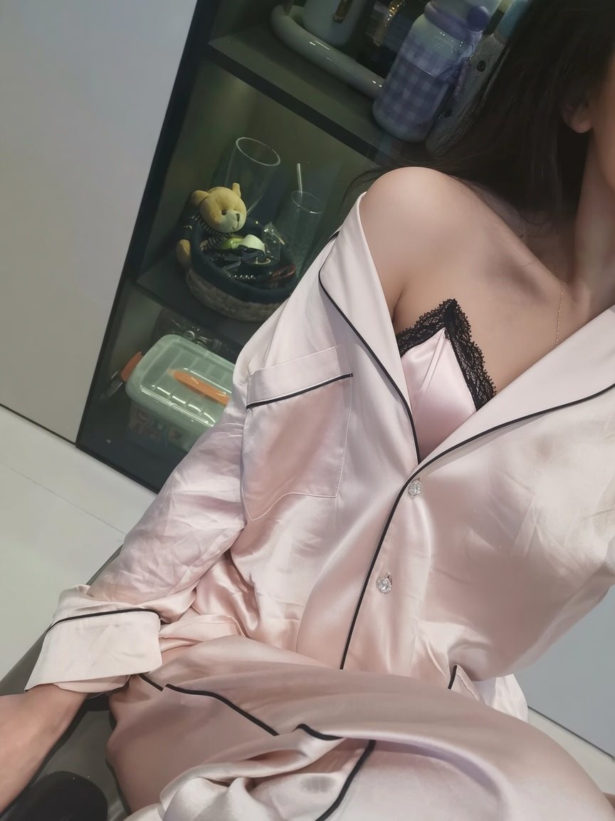amimaze's tweet photo. 晚上孩子睡着以后，洗完澡换了身舒服的衣服，给自己倒了杯水。
没有谁等我，也没有谁催我，反而有种说不出的轻松。 https://t.co/p200qv9u0a