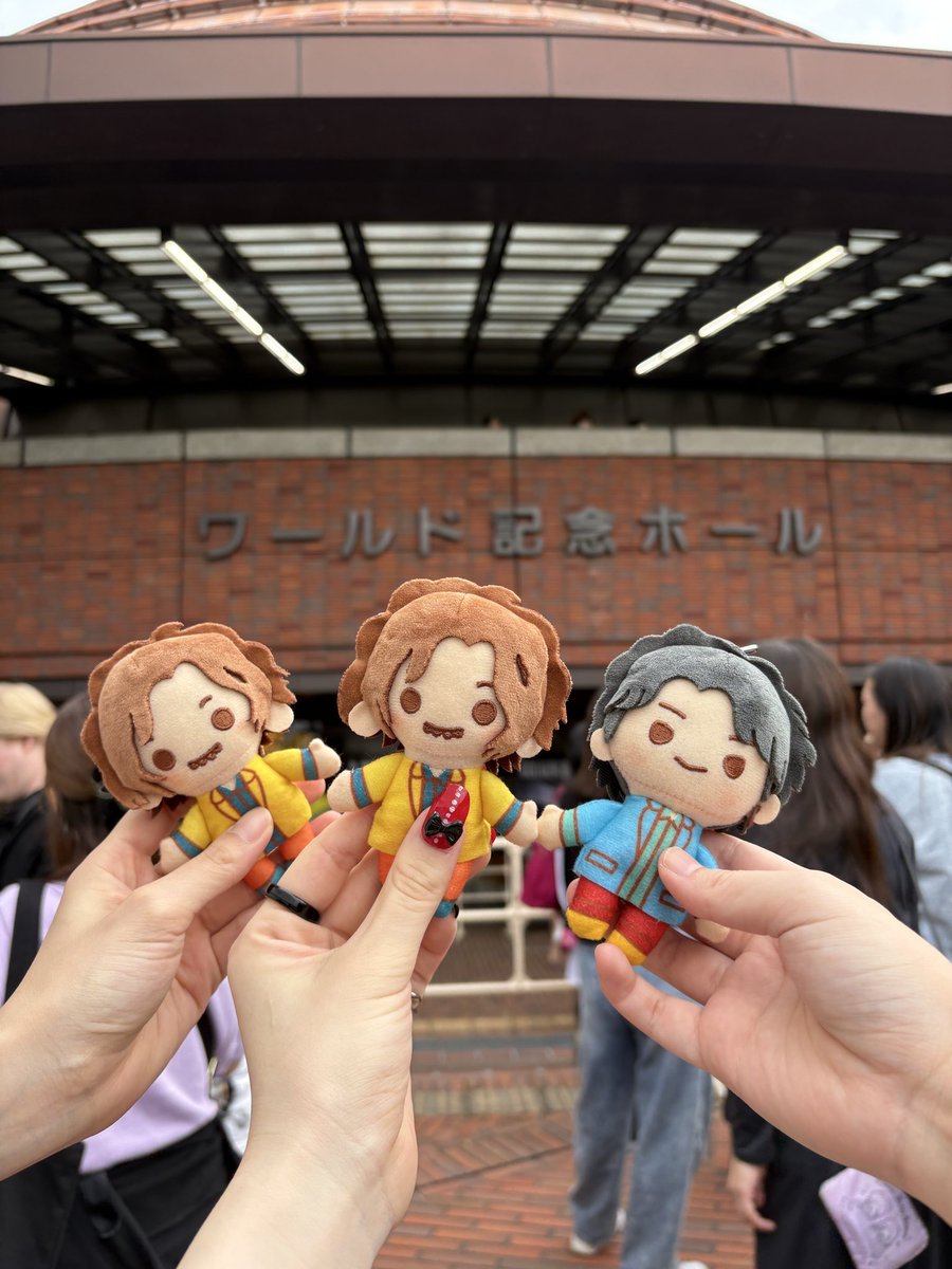 5Ejhv's tweet photo. 約1年前に一緒に撮影したぬいぐるみが、最近また３つ並んだのが嬉しかった☺️
また一緒に集まれたら嬉しいなぁー！！ https://t.co/69hHZh6jUQ