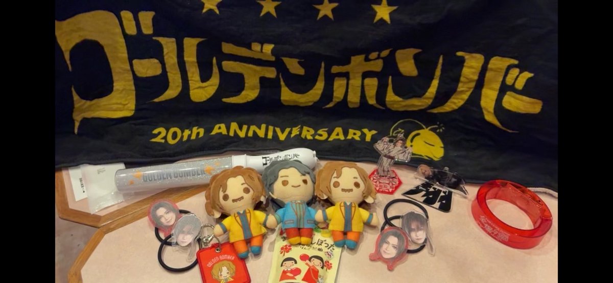 5Ejhv's tweet photo. 約1年前に一緒に撮影したぬいぐるみが、最近また３つ並んだのが嬉しかった☺️
また一緒に集まれたら嬉しいなぁー！！ https://t.co/69hHZh6jUQ