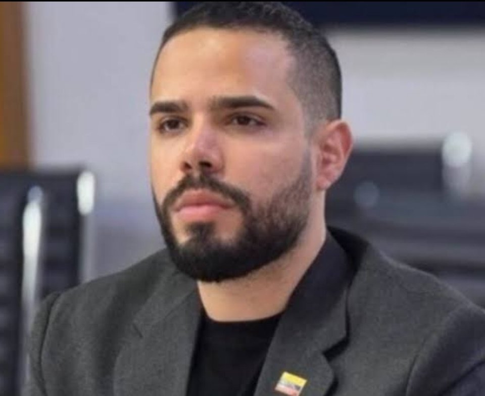 maibortpetit's tweet photo. 🇻🇪🇪🇸 Ex número dos de la Embajada venezolana, detenido en Barajas con 50 kilos de cocaína

José Rafael Escorihuela Pereira, quien fue ministro consejero y segundo jefe de la misión diplomática de Venezuela en España, fue detenido el 8 de septiembre en el aeropuerto de Madrid con 50 kilos de cocaína en su equipaje.

Según la investigación publicada por El Mundo y difundida posteriormente por El Pitazo, Escorihuela habría intentado identificarse como diplomático mediante un pasaporte diplomático para evitar el registro, pero la Guardia Civil inspeccionó la maleta y encontró el cargamento.

El caso permanece bajo secreto de sumario y las autoridades investigan si se trató de un hecho aislado o si existía una operación más amplia.

Crédito: El Pitazo / El Mundo