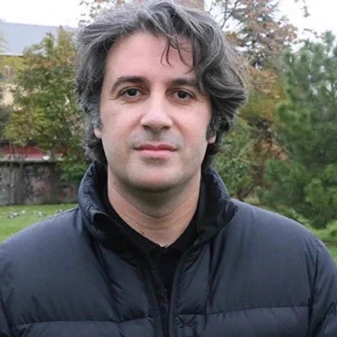 beehaber's tweet photo. AkademikLink kanalının sahibi Behçet Yalın Özkara, devlet üniversitesindeki görevinden istifa ettiğini ve 6 milyon TL’lik birikmiş gelirini TEV’e aktardığını açıkladı:

🔹 “Bir devlet üniversitesinde profesör olarak çalışmaya çalıştım.”

🔹 “Ancak son yaşanan gelişmeler sonrasında istifa etmek durumunda kaldım.”

🔹 “Fakültemde en çok yayın yapan üç hocadan birisi olsam da...”

🔹 “Uluslararası yayın ve dış destekli projelerde de çalışıyordum.”

🔹 “Sizlere de söz verdiğimiz üzere, sizlerin seçimi dahilinde Türk Eğitim Vakfı’na tüm birikmiş gelirlerimizi aktarıyoruz.”

🔹 “Şahsi gelir ve kanal geliriyle birlikte 6 milyon TL’yi AkademikLink burs fonunu oluşturmak üzere şu anda aktarıyoruz.”

🔹 “Binlerce öğrencimize buradan burs vermiş olacağız.”

🔹 “Ama bunun bir sonucu olarak da tüm hikâyeye sıfırdan başlıyoruz.”

🔹 “Hiçbir şeyimiz yok.”