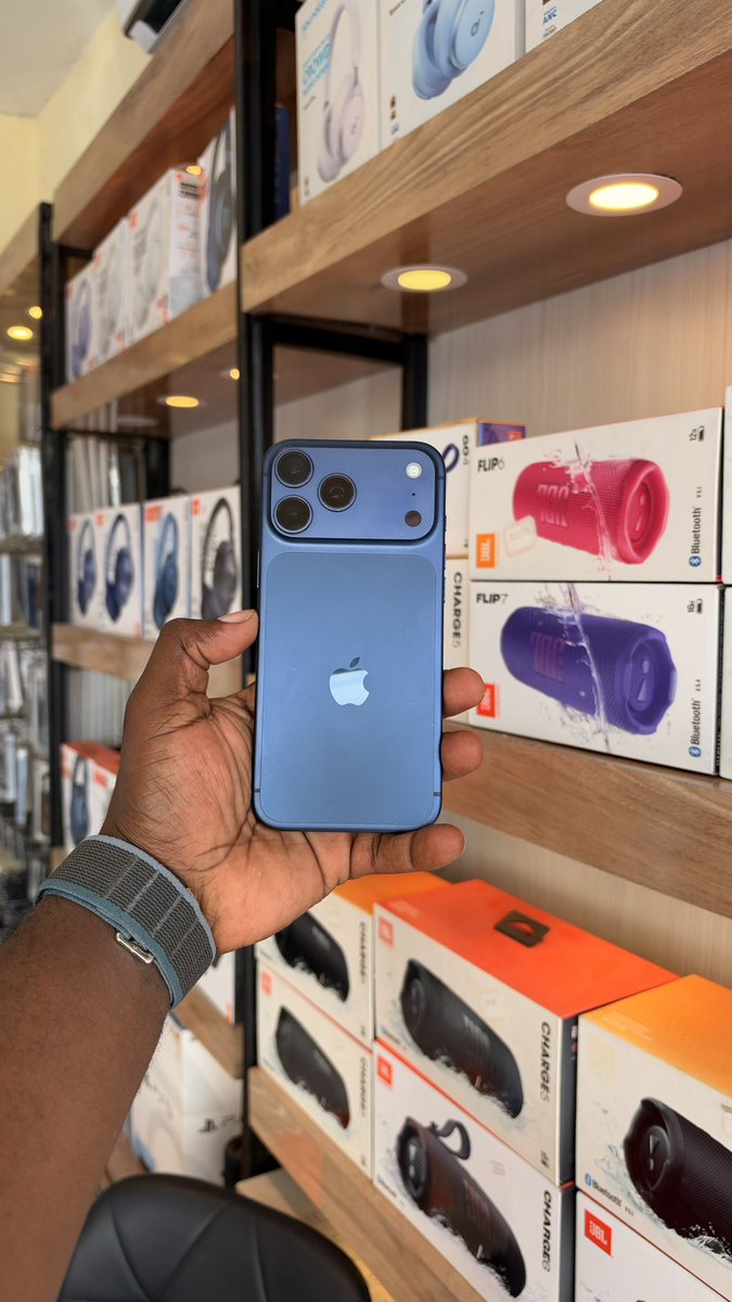 bohny_chengula's tweet photo. iPhone 17pro max 

256gb | battery health 90%

Tsh. 2,590,000

Official device ✅

☎️0752-992667 https://t.co/rDf5SBT1Za