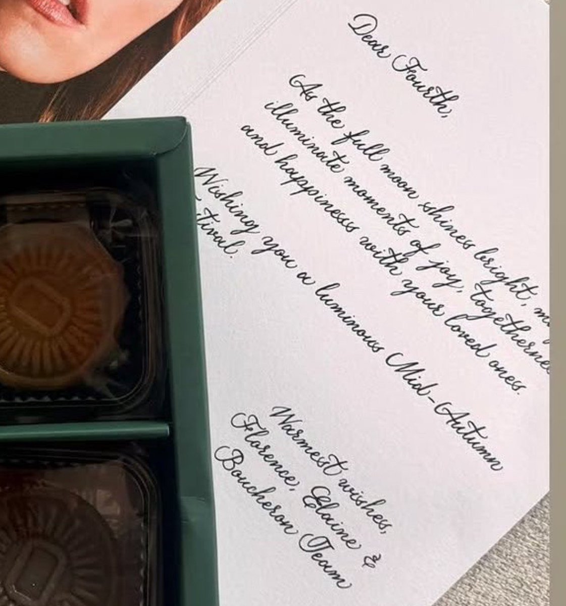 gift_fu's tweet photo. Warmest wishes,
Florence, Elaine &amp;
Boucheron Team

((👀👀 ทุกคนว่าใช่มะ ทีม SEA ก็มา ทีมไทยก็น่ารักกับน้องมากๆ))
#Fourthnattawat https://t.co/2D74RF70jw
