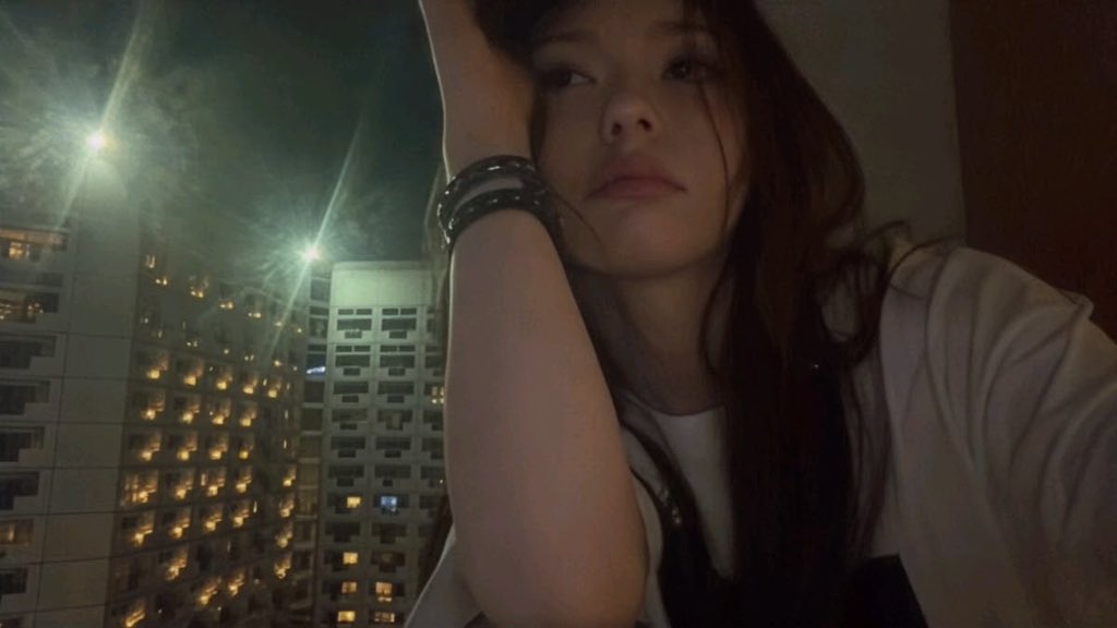 fifipopbase's tweet photo. A fan on Bubble asked Chanelle Moon how she spent her Chuseok vacation, curious after seeing other members travel overseas.

Chanelle: “I just slept in Korea haha. I slept until the afternoon, ate dinner, then went back to sleep until the next afternoon. Do you think I’ll grow a little taller??”