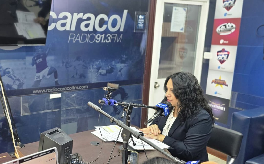 SRIoficialEc's tweet photo. .@VeronicaDavilaV, directora zonal 3 del SRI, en entrevista con @RadioCaracol913 informó que en agosto de 2026, Tungurahua registra ventas por USD 550,2 millones, un crecimiento del 15,7% que evidencia el dinamismo de la actividad comercial y económica de la provincia. https://t.co/ssBMRa1pcs