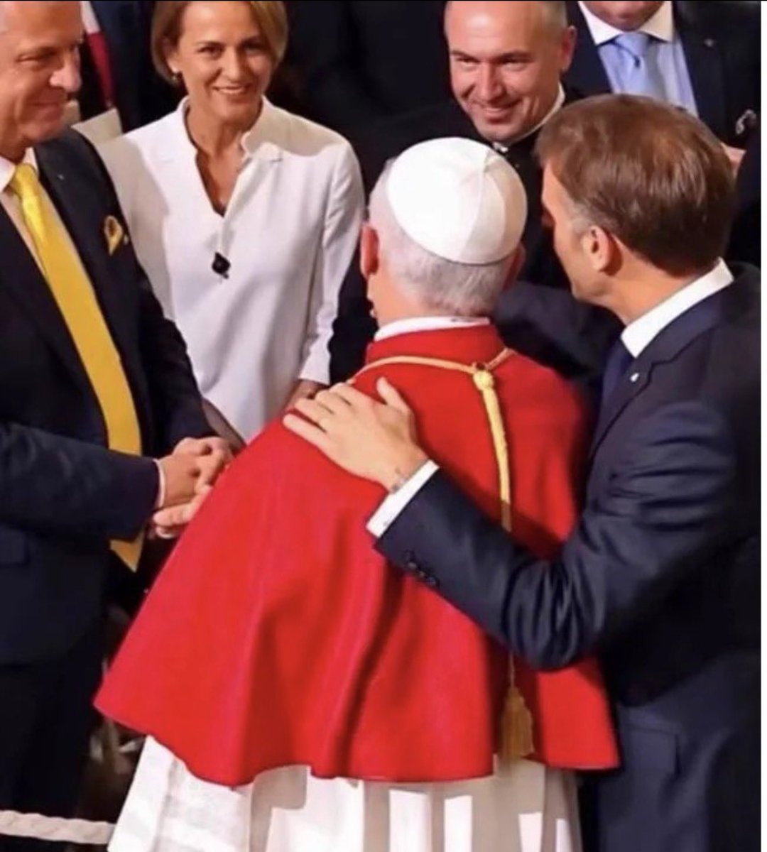 zvonko2026's tweet photo. @anatolium @Aminzer1 Macron se raccroche aux branches de la popularité du pape pour sa propagande européenne 

On en peut plus de ce type ! https://t.co/IDvxAzr29i