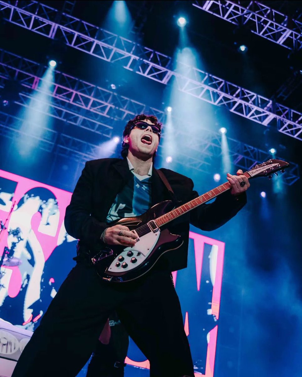 sydneyann57's tweet photo. LUKE HEMMINGS I NEED YOU SO BAD https://t.co/2w3N0Udqrl