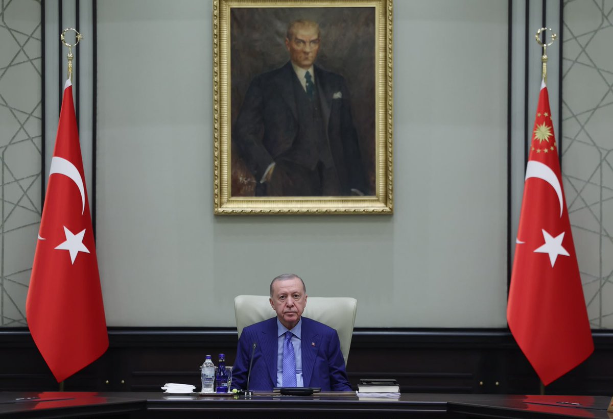 Akparti's tweet photo. Cumhurbaşkanımız Sayın Recep Tayyip Erdoğan, Kabine Toplantısı'na başkanlık etti. https://t.co/uHQow7QqdF