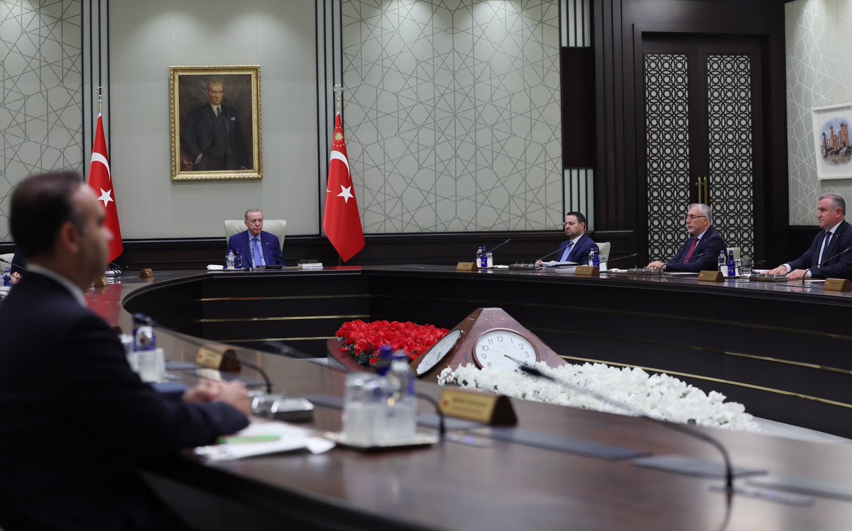 Akparti's tweet photo. Cumhurbaşkanımız Sayın Recep Tayyip Erdoğan, Kabine Toplantısı'na başkanlık etti. https://t.co/uHQow7QqdF