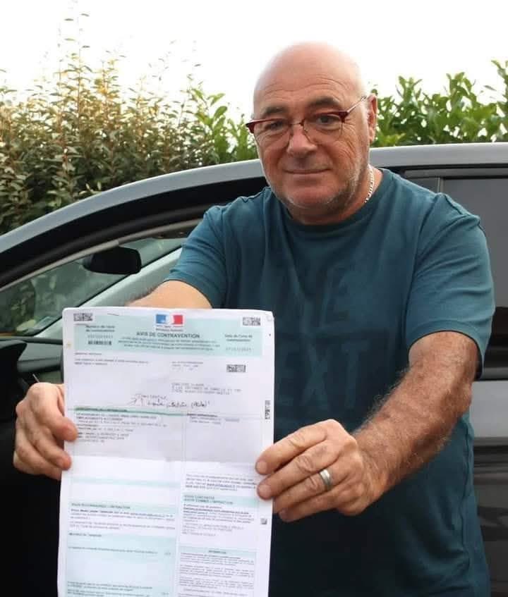 alainpaulweber's tweet photo. Je soutiens les forces de l’ordre en toutes circonstances !

Mais il faudrait peut-être arrêter d’être cons 😡😡😡.

Il se font insulter dans les quartiers, c’est insupportable, mais ce n’est pas une raison pour aller se calmer en verbalisant un honnête citoyen.

Cette courageuse maréchaussée a été fort minable !

« 135 EUROS POUR AVOIR FAIT PIPI DANS UN CHAMP !
Pris d'une envie pressante, cet été, entre Luzarches et Chaumontel (Val d'Oise-France), Claude Conejero arrête son véhicule en pleine campagne et se permet une "pause pipi" au bord d'un champ. 
Repéré par les gendarmes, il écope d'une amende de 135€ !
"De mon côté de la route, nous étions en bordure d'un champ. De l'autre côté, c'était un bois", explique-t-il. 
Cependant, à peine remonté dans sa voiture, un véhicule de gendarmerie se gare devant lui. "Vous venez d'uriner avant de remonter dans votre voiture ?", lui demande-t-on. Claude Conejero avoue les faits, incrédule. Il est alors verbalisé à hauteur de 135€.
Motif de la contravention ? "Déversement de liquide insalubre hors des emplacements autorisés".
Source et photo : L'Impartial (Eure).
Renseignements pris, la loi interdit bien d’uriner sur la voie publique, même derrière un arbre, et ceci à la ville comme à la campagne !
Que faut-il en penser ? »