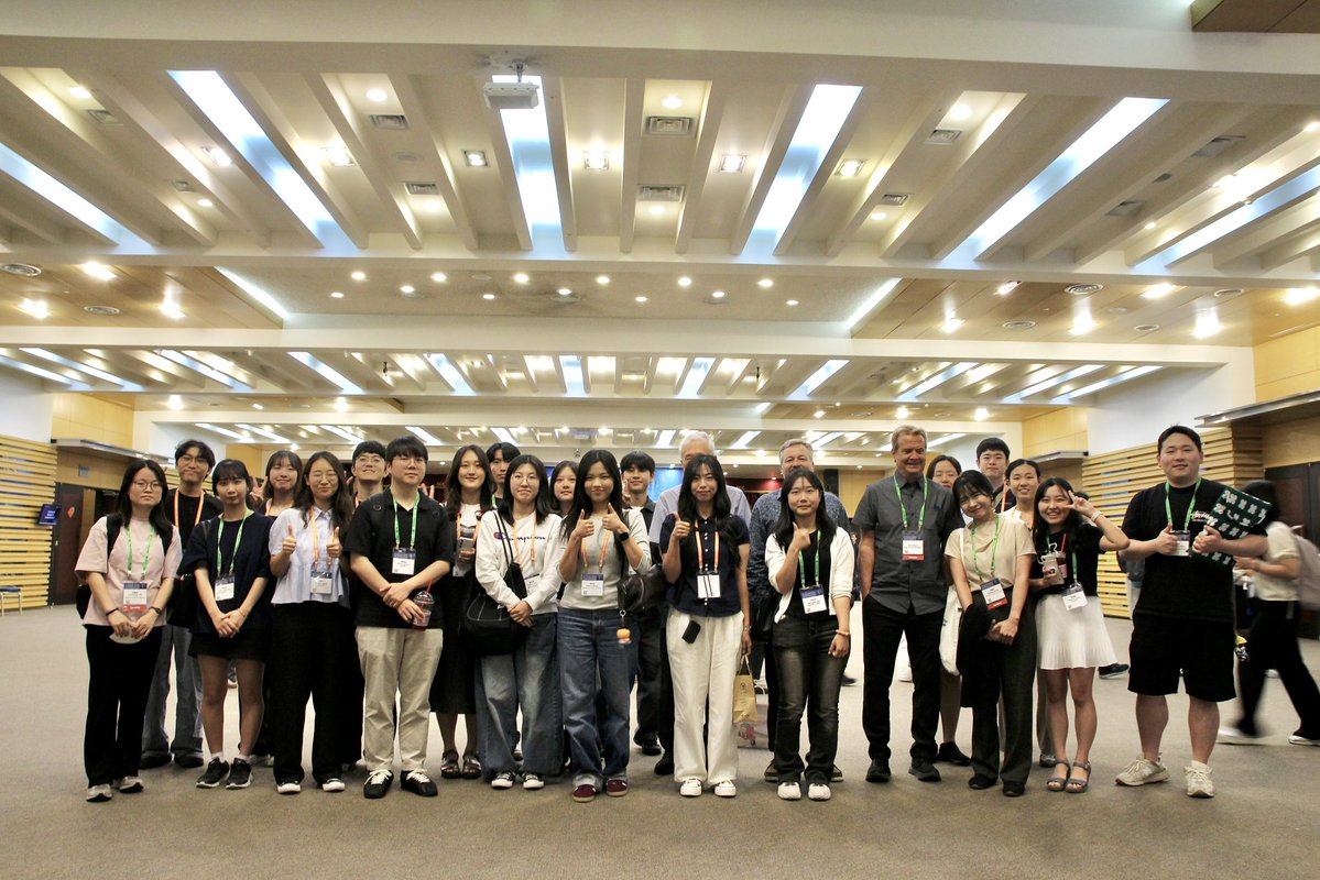 Hyoseon_Oh's tweet photo. Wonderful to be back in Korea for K-Brain 2026, where I gave a talk on our recent work on social bufferingπ§
Many thanks to Prof. Eunjoon Kim for the invitation and to everyone for the thoughtful discussions! A short but very meaningful visit. π°π·
#KBrain2026 #KSBNS #Neuroscience https://t.co/qHPQC48fbm