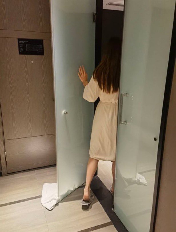 mary40vb3's tweet photo. 天塌啦  被07高中生给凿了

我人还是现在懵懵的😡

第一视角  要看吗？我准备删了… https://t.co/mS1FKi3CmL