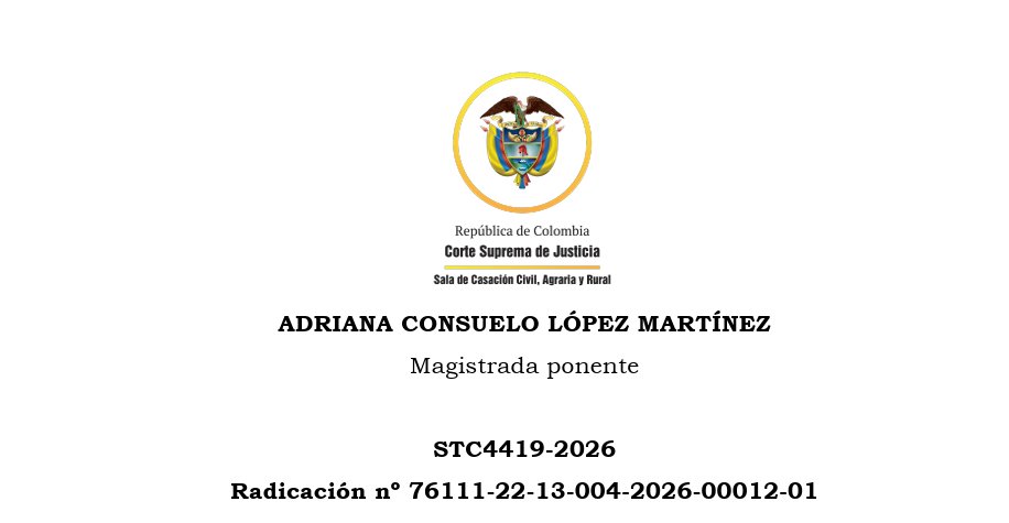 JurisprudenCol's tweet photo. Distinción entre la intención de engañar a terceros y el ánimo conjunto de defraudar (consilium fraudis) como requisito constitutivo de la acción de simulación

La Corte Suprema de Justicia, al resolver la impugnación de un fallo de tutela en la providencia STC4419-2026, precisó que la autoridad judicial de segundo grado en el proceso ordinario incurrió en un defecto sustantivo al confundir la intención de engañar a terceros —requisito constitutivo de la acción de simulación— con el ánimo conjunto de defraudar (consilium fraudis). La Sala de Casación Civil aclaró que el punto jurídico central a resolver consistía en determinar el verdadero alcance de dicho presupuesto, concluyendo que la intención de engañar a terceros se configura a partir del simple encubrimiento de un trato oculto que surge con el nacimiento a la vida jurídica de un acto fingido, sin que deba llevar implícito un ánimo conjunto de defraudar. Por consiguiente, la falta de acreditación de un móvil fraudulento o malintencionado no faculta al juzgador para negar automáticamente las pretensiones de simulación, pues la intención de engañar responde únicamente al empeño de falsear la realidad frente a terceros.

Fundamentándose en la jurisprudencia de la propia Corporación —especialmente en la sentencia CSJ SC1008-2024, reiterativa de los pronunciamientos CSJ SC del 10 de junio de 1992 y CSJ SC3771-2022, así como en la doctrina de Claro Solar—, la providencia resaltó que el consilium fraudis constituye un elemento meramente coyuntural o de hecho y no un presupuesto definidor de la simulación. En este sentido, la confabulación para aparentar un negocio distinto no siempre está dotada de malquerencia ni busca causar daño; incluso puede responder a motivos leales o desinteresados. La sentencia enfatizó que al demandante o acreedor solo le interesa demostrar la inexistencia o fingimiento del acto para precaver un eventual perjuicio, de modo que el ánimo defraudatorio no actúa como un requisito indispensable de procedibilidad, sino como un indicio adicional o medio probatorio contingente que ayuda a identificar el motivo que llevó a los contratantes a ocultar la realidad.

En la resolución del caso concreto, la Corte observó que, a pesar de que el juez accionado tuvo por acreditado que las partes otorgaron una escritura pública de compraventa que proyectaba una declaración de voluntad divergente de su intención real —la cual ocultaba un acuerdo familiar previo sobre la propiedad del inmueble que hacía parte de la sociedad conyugal—, descartó la simulación por no hallarse probado que los contratantes actuaran con la intención específica de defraudar a la accionante. La Sala concluyó que haber demostrado la existencia de un negocio simulado que encubría el verdadero querer de las partes era suficiente para tener por satisfecho el requisito de la intención de engañar a terceros y avanzar en el examen de los demás presupuestos de la acción. Por ello, se confirmó la protección constitucional otorgada para dejar sin efectos la decisión objetada y ordenar proferir una nueva providencia ajustada a los parámetros doctrinales y jurisprudenciales expuestos.

Portal de actualización Jurisprudencial. Solicita tu suscripción aquí 👉https://t.co/jUGw4X9qS2