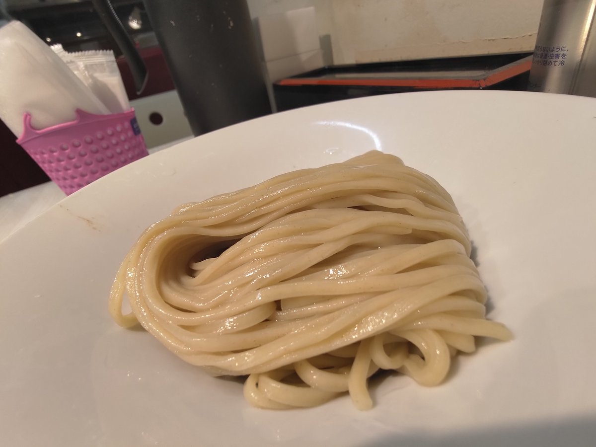 nkjmktr's tweet photo. 本枯中華そば 魚雷@��日・後楽園（文京区）で「つけ麺（並）」を注文。3カ月ぶりの訪問😳 濃厚な動物魚介系のつけ汁に細めの平打ち麺😋 甘さと酸味を効かせた味わいです。つけ汁には豚と鶏のチャーシューも🥰 スープ割りは柚子パウダー入り😍 #ramen #東京都 https://t.co/QKwu5VP7ky