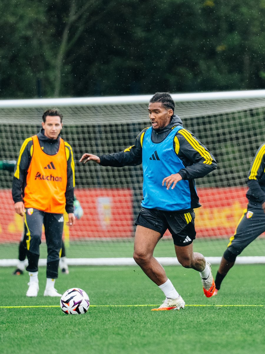 RCLens's tweet photo. Retour ����𝐮 𝐜𝐡𝐚𝐫𝐛𝐨𝐧 ⛏️

À l'exception des internationaux, les Sang et Or ont repris l'entraînement à La Gaillette Gervais Martel.

#FiersDEtreLensois https://t.co/GLK2ccJhVa