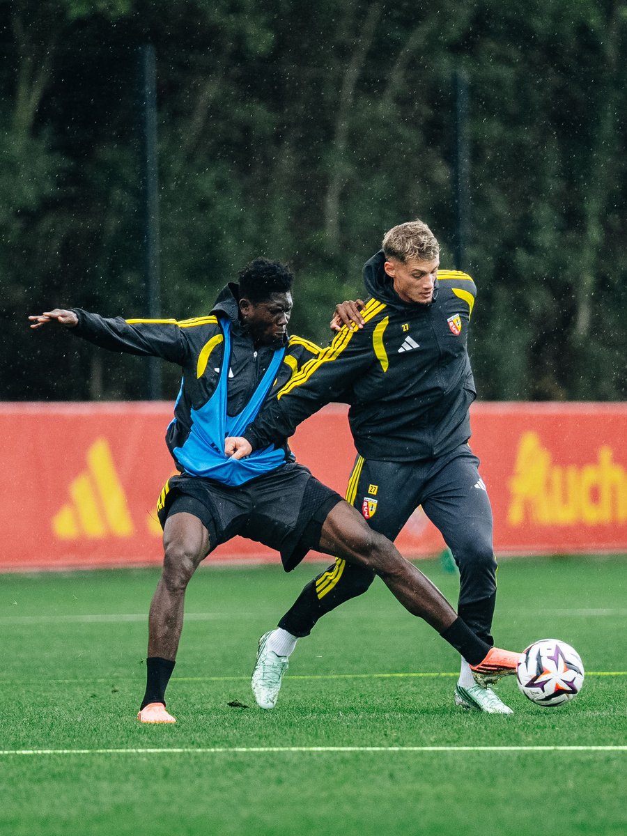 RCLens's tweet photo. Retour ����𝐮 𝐜𝐡𝐚𝐫𝐛𝐨𝐧 ⛏️

À l'exception des internationaux, les Sang et Or ont repris l'entraînement à La Gaillette Gervais Martel.

#FiersDEtreLensois https://t.co/GLK2ccJhVa