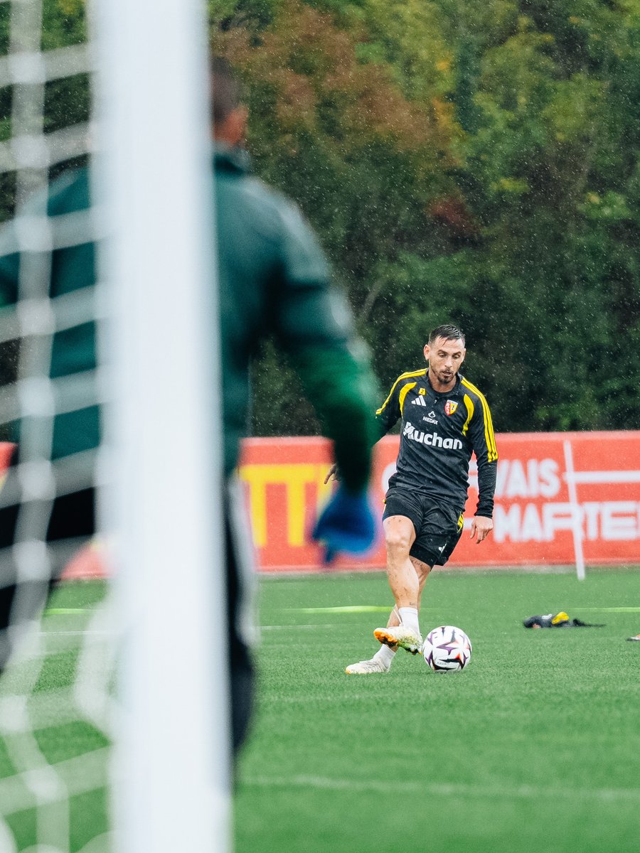 RCLens's tweet photo. Retour ����𝐮 𝐜𝐡𝐚𝐫𝐛𝐨𝐧 ⛏️

À l'exception des internationaux, les Sang et Or ont repris l'entraînement à La Gaillette Gervais Martel.

#FiersDEtreLensois https://t.co/GLK2ccJhVa
