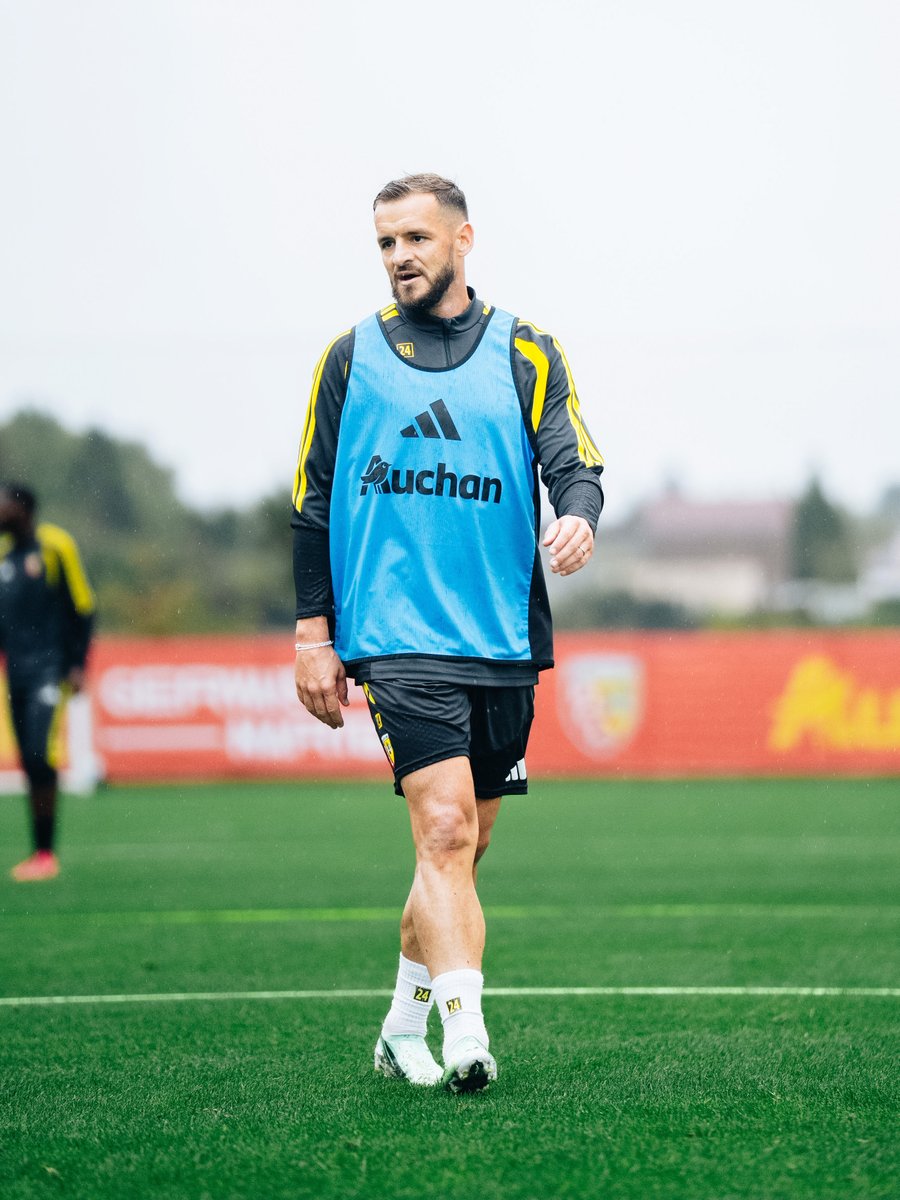 RCLens's tweet photo. Retour ����𝐮 𝐜𝐡𝐚𝐫𝐛𝐨𝐧 ⛏️

À l'exception des internationaux, les Sang et Or ont repris l'entraînement à La Gaillette Gervais Martel.

#FiersDEtreLensois https://t.co/GLK2ccJhVa