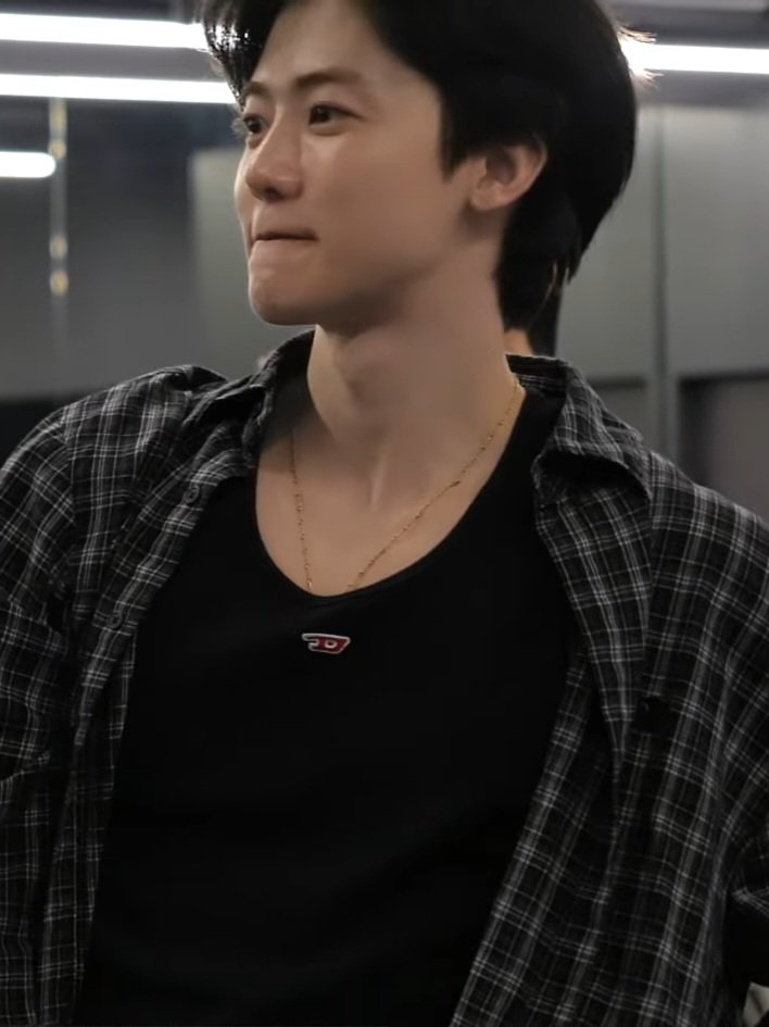 the813Degrees's tweet photo. ทำไมใส่เสื้อกล้ามดีเซลกับเสื้อลายตารางคู่กันล่ะ 😍 https://t.co/whRkvNcQFE