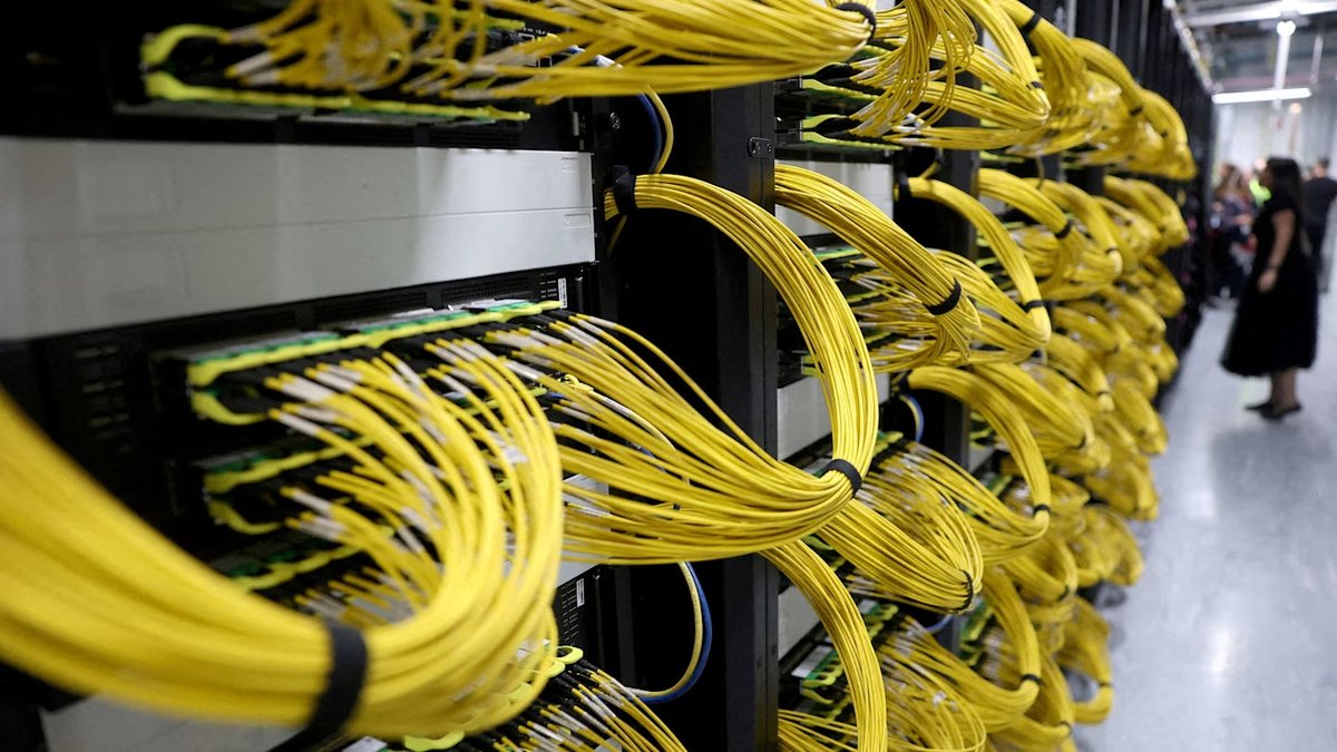 ionet's tweet photo. GPUs don't run on forecasts.

2 GW of US data centre capacity scheduled for 2026 hasn’t even begun construction.

And more than half the GPU servers sold between 2026 and 2028 may lack the power to run.

Hyperscalers are racing to buy more chips while struggling to bring new sites online.

There's another option.

@ionet makes underutilized compute from around the world available now. Not someday.