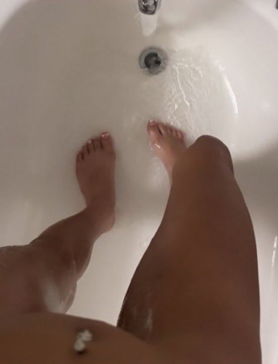 putricpp's tweet photo. can i show you some pics????? 
Im shy but H0RNY today 🤭👀 https://t.co/RUclasrMv9