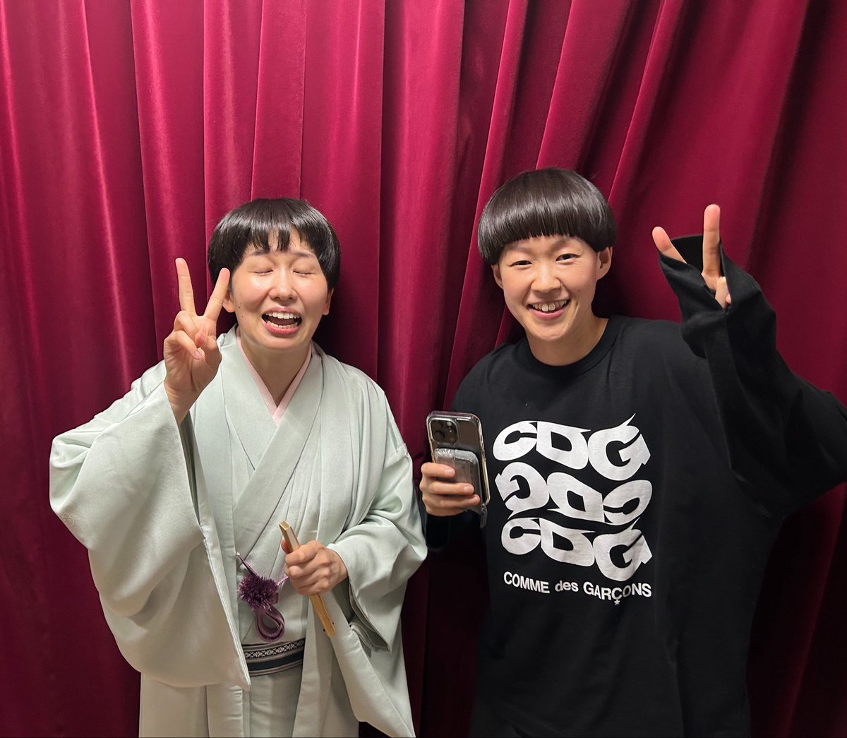 sanza_335547's tweet photo. 【主役よ、なぜ目を閉じる!?】

仲よく、そして競い合う一花師・二葉師のツーショットをと撮らせてもらったんですが…

とにかくおめでと！

柳家三三 https://t.co/xp5Sn2AiRd