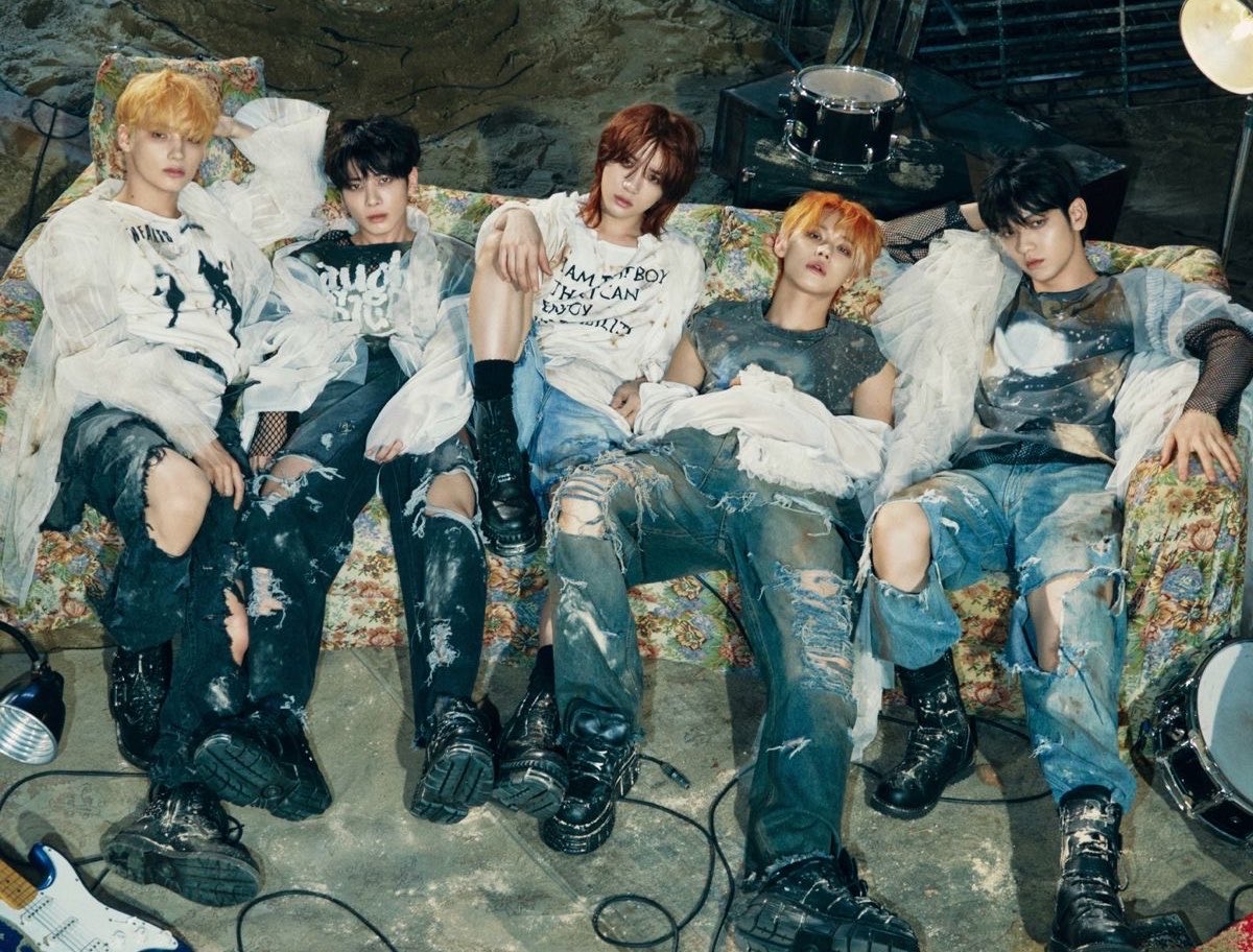 fa4ryji's tweet photo. 4 of the gaggiest txt concept photos https://t.co/DUwxQK3myX
